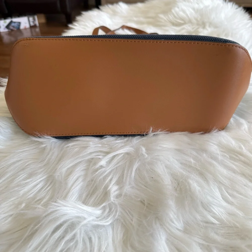 🔥Michael Kors | Navy Blue & Brown Shoulder Bag with Zip Closure and Storage